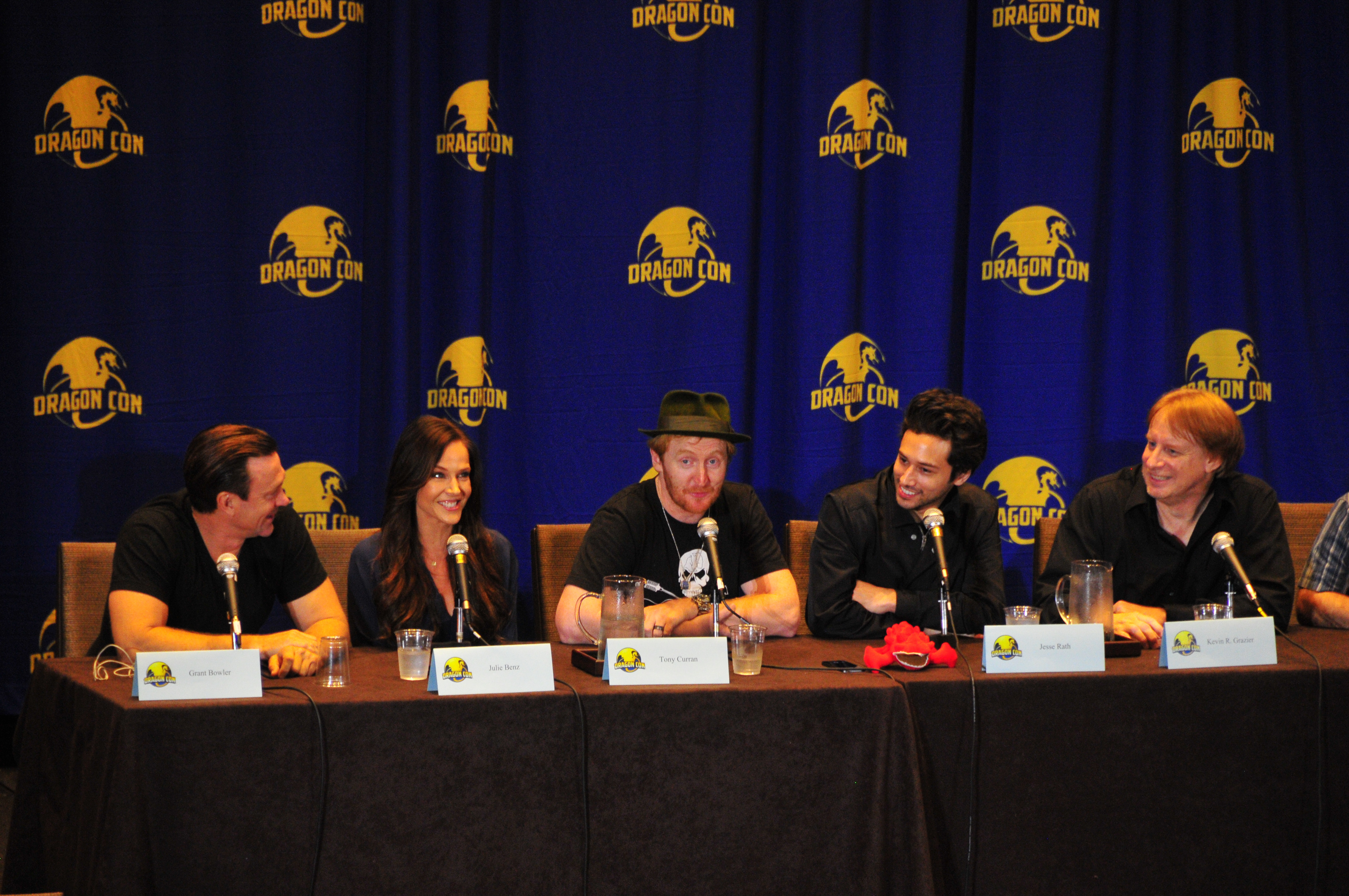 Defiance Cast Proud to Bust Gender Stereotypes